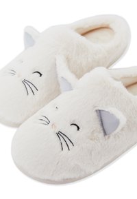 Pluszowe, off-white kapcie z haftem twarzy kota, z zamkniętymi oczami, wąsami i szarymi wewnętrznymi uszami na miękkiej, puszystej powierzchni.