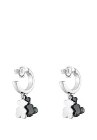 Boucles d'oreilles créoles argentées avec des pendentifs en forme d'ours, un noir et un blanc, avec une finition brillante et une fermeture à clip sécurisée.