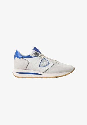 Sportieve sneaker in wit suede en mesh, met blauwe accenten, een ronde neus en een lichte rubberen zool met een subtiel patroon.