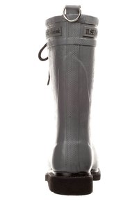 Botte en caoutchouc gris avec une finition texturée, un bout arrondi et une semelle noire. Caractérisée par une languette à l'arrière et des accents de marque près du haut.