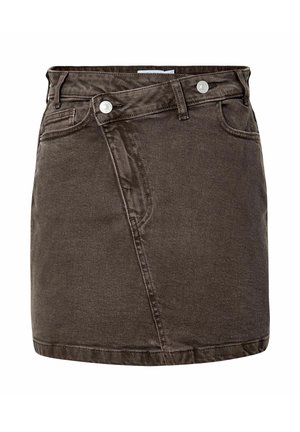 Jupe mini en denim marron foncé avec un devant enveloppant, des boutons-pression en métal et un design à cinq poches.