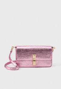 Metallic rosa Umhängetasche mit glatter Textur, rechteckiger Form, Frontklappe, goldenen Beschlägen und verstellbarem Riemen.