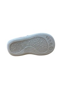 Suela de zapato de goma gris con una superficie texturizada y pequeños puntos y almohadillas en relieve, marcada con "20" y "zapyflex", fabricada en España.