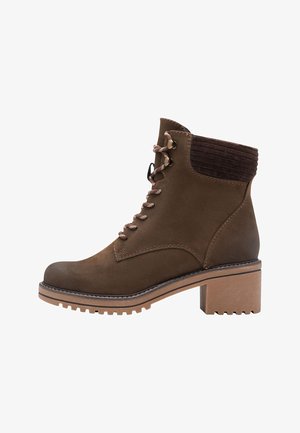 Bottines en cuir marron avec un dessus texturé, fermeture à lacets et un talon épais. Caractéristiques d'une semelle en caoutchouc marron contrastante et de détails de couture.