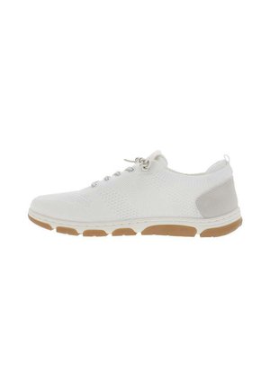 Chaussure de sport tricotée blanche avec un patch beige au talon, fermeture à lacets à l'avant et semelle segmentée marron clair, vue de profil sur un fond blanc.