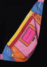 Kolorowa torba na ramię w miksie różu, pomarańczu, żółci i niebieskiego. Posiada czerwoną suwak i logo „Marc Jacobs” na wyszywanej łatce. Wykonana z błyszczącego materiału.