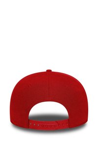 Rote Baseballmütze mit strukturiertem Design, glatter Stoffoberfläche und verstellbarem Snapbackverschluss hinten.