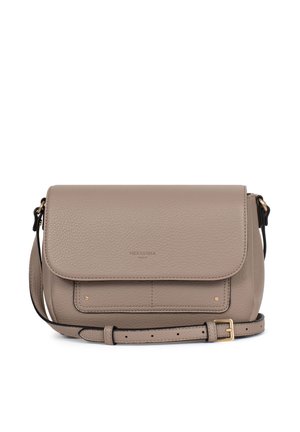 Skórzana torebka na ramię o fakturze piaskowego beżu z przednią klapką, regulowanym paskiem z złotą klamrą i subtelnym logo Hexagona Paris na środkowej klapce.