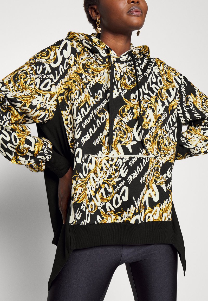 Damen Sweatshirts | Versace Jeans Couture FELPA GARZATA LOGO BRUSH COUTURE Kapuzenpullover black/schwarz - GR93539 Damen Sweatshirts | Versace Jeans Couture FELPA GARZATA LOGO BRUSH COUTURE Kapuzenpullover black/schwarz - GR93539