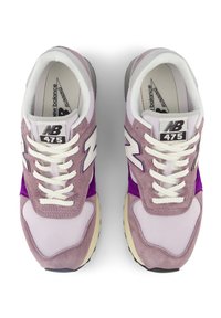 Lila-weiße New Balance 475 Sneaker. Aus Wildleder und Mesh-Material, mit gepolsterter Sohle, dicken Schnürsenkeln und Logo an der Seite.
