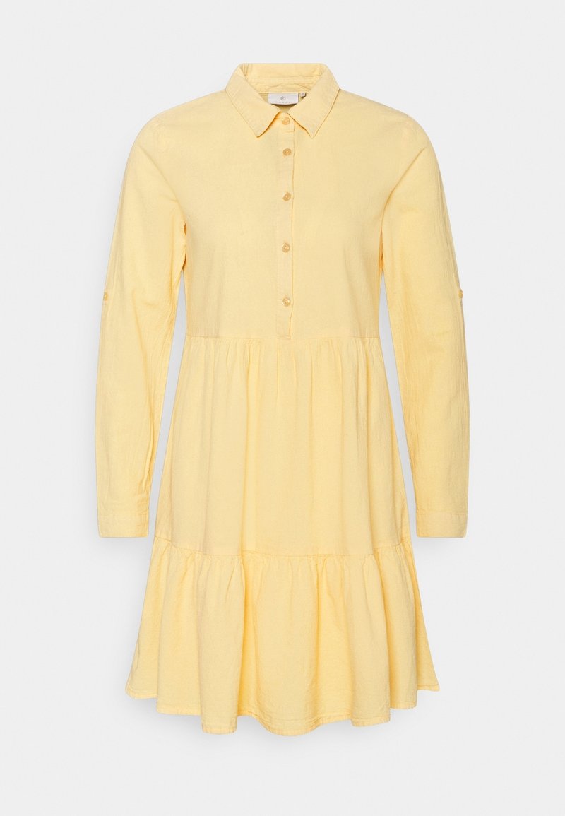 Vestido amarillo con cuello, hecho de una tela suave, que presenta una tapeta de botones y un diseño de falda acampanada con volantes y mangas largas.