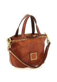 Borsa a tracolla in pelle marrone con manici doppi e una tracolla removibile, decorata con borchie di tonalità dorata e una toppa con il marchio sul davanti.