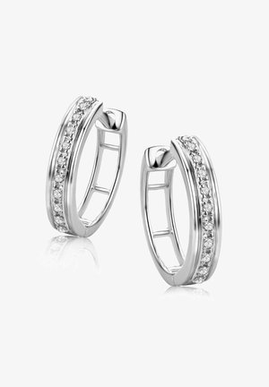 Orecchini a cerchio in argento con una fila di pietre preziose trasparenti su un lato, forma arrotondata, texture lucida e design elegante.