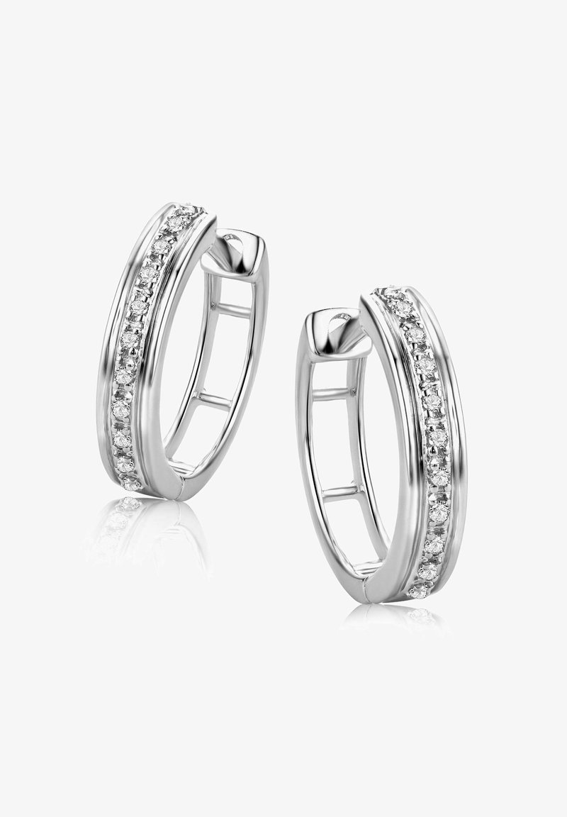 Sudraba auskari ar gredzenu, kuru vienā pusē rotā skaidri dārgakmeņi, noapaļota forma, pulēta tekstūra un eleganta dizaina.