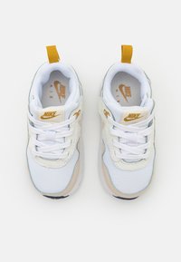 Nike Sportswear AIR MAX 1 EASYON - Sneakers basse - white/light orewood brown/midnight navy