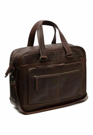 Malette en cuir marron avec deux poignées supérieures, poche zippée à l'avant et sangle latérale. Présente une texture lisse et un design minimaliste.