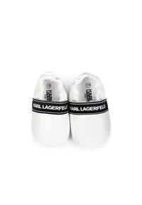 Witte leren baby schoenen met een ronde neus, gerimpelde manchet en een zwarte elastische band met het "KARL LAGERFELD" logo. Maat 19.