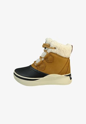 Bottines étanches brunes et noires avec doublure en fausse fourrure, semelle en caoutchouc blanc et design à lacets avec des accents en tissu et cuir.