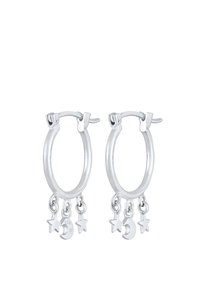 Silverfärgade hoopsmycken med två hängande berlocker: en stjärna och en halvmåne. Har ett säkert lås. Märkt med "925" för sterling silver.
