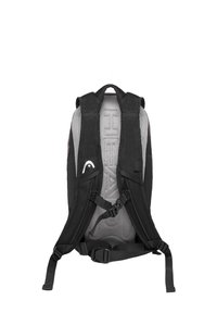 Zwarte rugzak met een mesh achterpaneel, verstelbare schouderbanden en een gesp op de borst. Opvallend wit logoaccent aan de linkerkant.