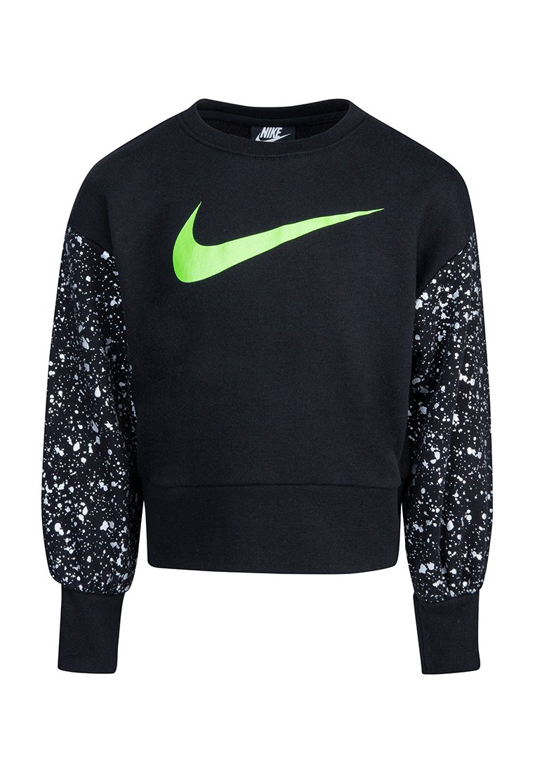 Schwarzes, kurzes Sweatshirt mit langen Ärmeln, das ein großes neon-grünes Nike-Logo zeigt. Die Ärmel haben ein schwarz-weißes gesprenkeltes Muster.