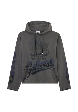 Felpa con cappuccio grigio scuro con tre teschi infuocati e scritte "GCDS" e "gcdswear", caratterizzata da fori usurati su davanti e maniche.