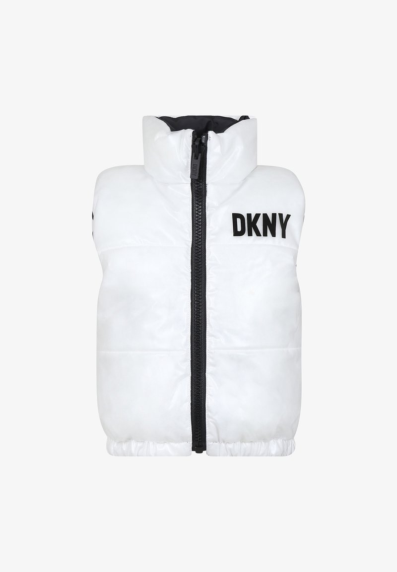 Veste sans manches matelassée blanche avec fermeture éclair noire et logo DKNY noir sur la poitrine gauche, conçue pour temps froid.