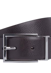 Cinturón de cuero marrón oscuro con un acabado texturizado, que presenta una hebilla rectangular de plata y varios orificios de ajuste para el tamaño.