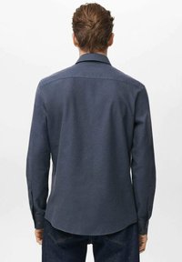 Camiseta para hombre de color azul oscuro, acanalada, con mangas largas y puños con botones. Cuello recto y detalle de canesú en la parte trasera. Textura suave, diseño ajustado.