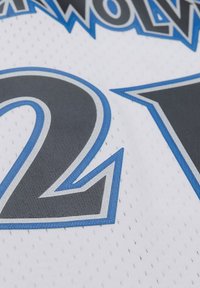 Weißes Sporttrikot mit großen grauen und blauen Nummern "21" mit gesticktem Rand. Der Stoff ist aus Netzmaterial mit gemustertem Textur.