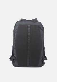 Sac à dos noir avec panneaux en maille, bretelles rembourrées et un design géométrique élégant. Il dispose d'un grand compartiment principal et de poches latérales.
