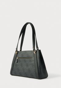 Fekete, texturált kézitáska dupla felső fogantyúval, téglalap alakú, cipzáras elülső zsebbel és arany tónusú fém kiegészítőkkel.