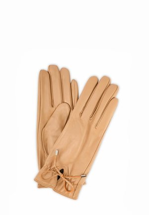 Rękawiczki ze skóry typu tan o gładkiej fakturze, z trzema przeszyciami na palcach oraz ozdobną kokardą przy mankiecie z metalowymi elementami.