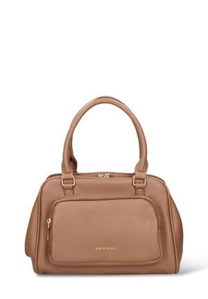 Borsa a mano in pelle marrone con texture, chiusura con zip, doppi manici, tasca frontale e dettagli in metallo color oro. Presenta il nome del marchio in caratteri a rilievo.