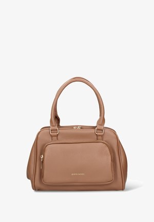 Sac à main en cuir marron texturé avec fermeture éclair, poignées doubles, poche avant et garniture en métal doré. Présente le nom de la marque en texte embossé.