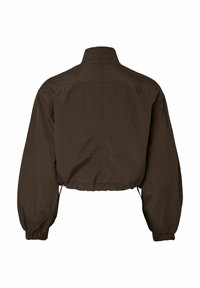 Pruun lühendatud jakk kõrge krae, pikad padjatud varrukad ja elastsete mansettidega, nähtav tagant valgel taustal.