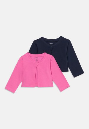 Deux cardigans pour bébé à manches longues, l'un rose et l'autre bleu marine, chacun avec une fermeture par un bouton unique au col.
