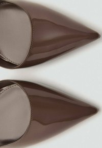 Saboti maro din piele lacuită, cu vârf ascuțit, suprafață netedă, spate deschis și detalii subtile de cusături.