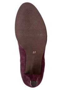 Burgundowe zamszowe buty z zaokrąglonym noskiem, gładką powierzchnią i elastyczną, ciemnobrązową podeszwą gumową. Rozmiar 37 oznaczony na podeszwie.