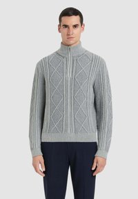 Maglione grigio lavorato a maglia con collo alto e mezza cerniera. Presenta un motivo a diamante strutturato e polsini e orlo a coste.