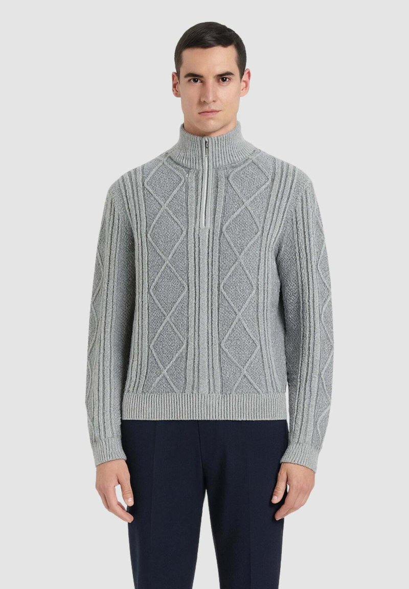 Maglione grigio lavorato a maglia con collo alto e mezza cerniera. Presenta un motivo a diamante strutturato e polsini e orlo a coste.
