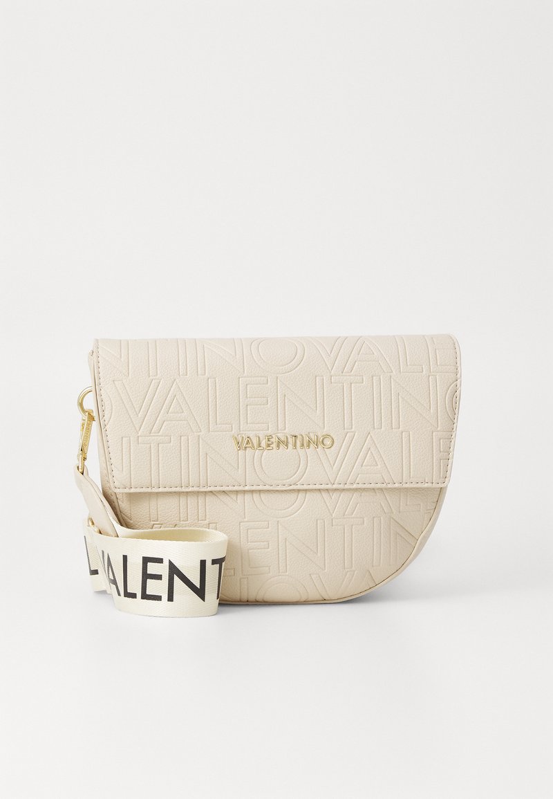Borsa a spalla in pelle beige con design del logo in rilievo, hardware dorato e una tracolla a contrasto con il nome del marchio in nero.