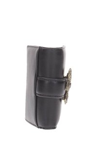 Cartera de cuero negra con forma rectangular y delgada. Presenta un cierre decorativo plateado y ligeros detalles de costura a lo largo de los bordes.