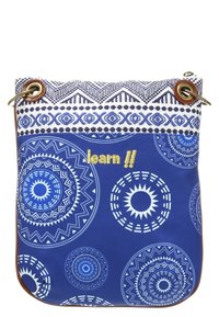 Modrá syntetická taška s bílými kruhovými vzory a zlatým textem "learn !!". Ozdobena hnědými lemy a kovovými očky na vrchu.