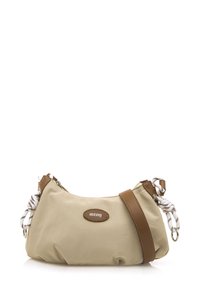 Bolsa de tela beige con forma redondeada, detalles en cuero marrón y asas blancas trenzadas. Cuenta con una cremallera superior y un parche con el logo.