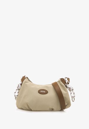 Borsa in tessuto beige dalla forma arrotondata, con dettagli in pelle marrone e cinturini intrecciati bianchi. Presenta una cerniera superiore e una targhetta con il logo.