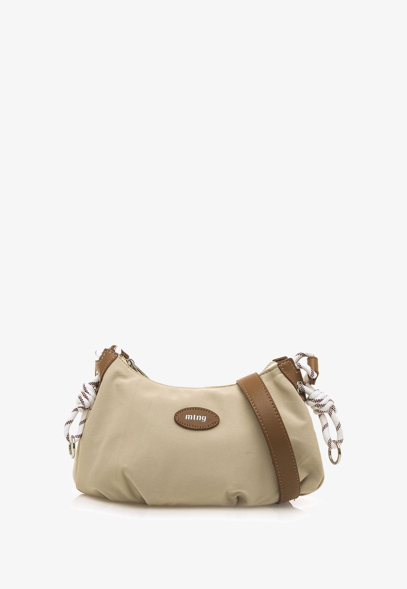 Bolsa de tela beige con forma redondeada, detalles en cuero marrón y asas blancas trenzadas. Cuenta con una cremallera superior y un parche con el logo.