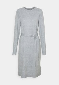 Abito grigio lavorato a maglia con scollo rotondo, maniche lunghe e una cintura intrecciata in vita, con taglio dritto e polsini a coste.