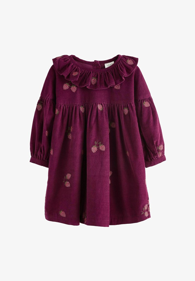 Sötét lila kordbársony ruha fodros gallérral, hosszú ujjakal és piros bogyókkal, valamint zöld levelekkel díszített virágmintázattal.