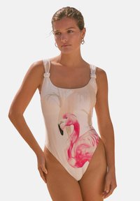 Eén-delig badpak met een lichtbeige basis; voorzien van een rozenflamingo-print, dikke bandjes met knoopdetails en een hoge beenuitsnijding.